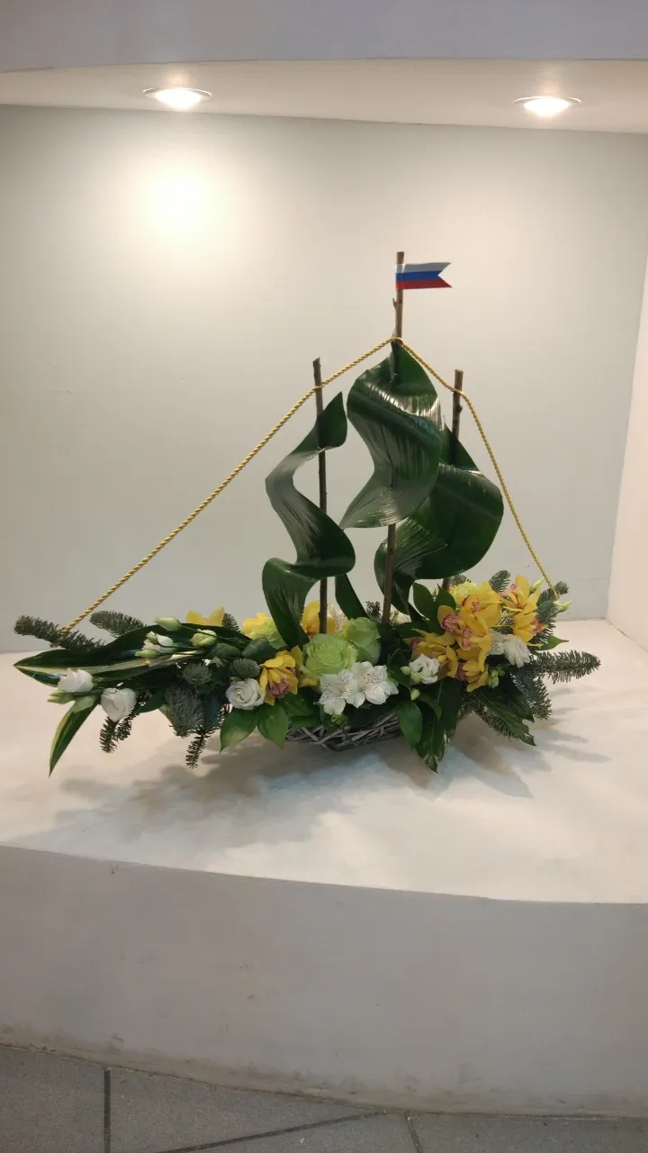Макет корабля из живых цветов