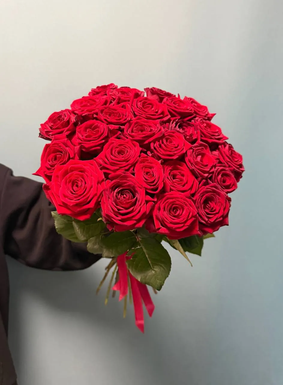 Букет из 25 красных роз Red naomi